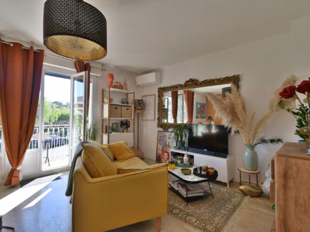 APPARTEMENT 4 PIECES AVEC GARAGE ET PLACE DE PARKING DEVANT
