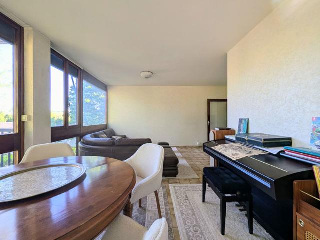 Appartement 4 pièces avec loggia, balcon, parking & piscine Résidence MONJOUY à Jouy en Josas