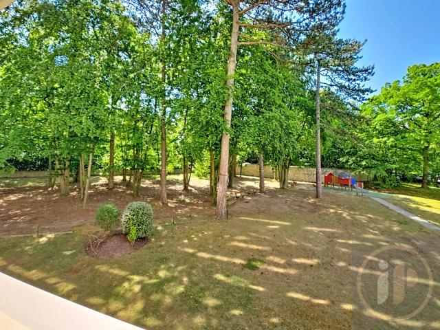 Appartement 4 pièces avec loggia: environnement calme proche forêt