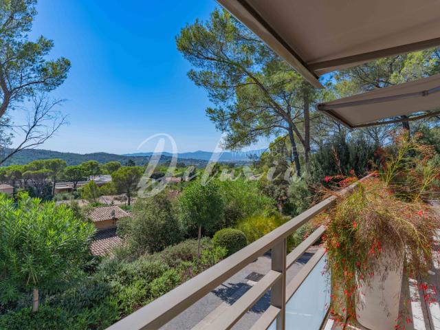 Appartement 4 pièces avec terrasse, vue mer et verdure à Val. 124m² Saint Raphaël