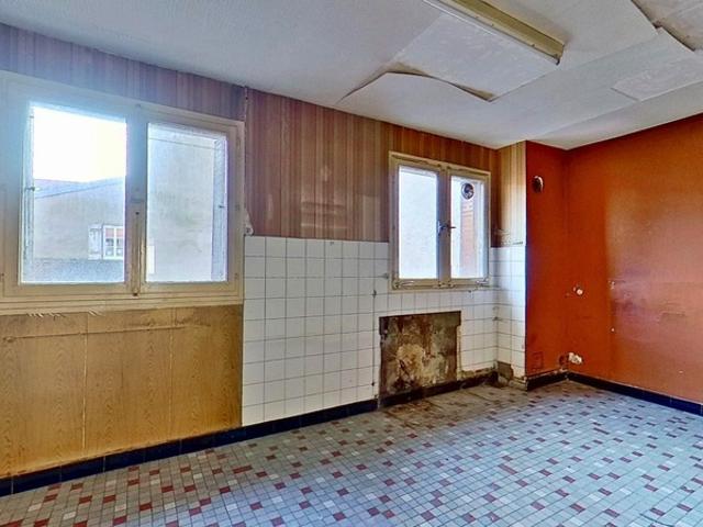 Lunéville centre: Appartement T4 à renover avec un lot de cave Visite virtuelle sur demande