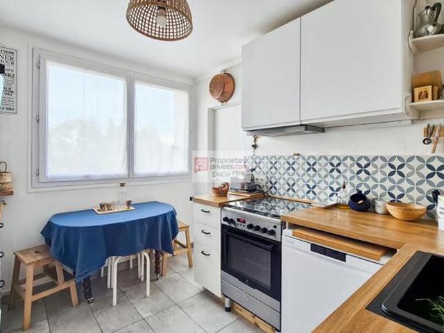 Appartement 4 pièces bon état 67 m2 loggia L'Epi d'Or à Saint Cyr L Ecole