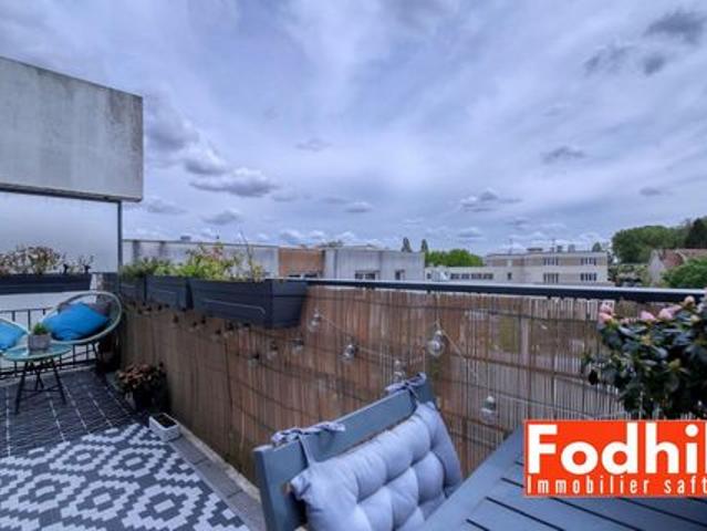 Appartement 4 pièces de 73 m² situé au 4? et dernier étage, avec balcon, cave et parking en sus