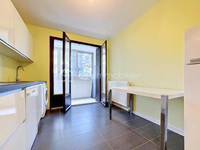 Appartement 4 pièces de 81 m² avec balcon, parking privé fermé et bonne rentabilité locative Grenoble – 60 Rue Anatole France