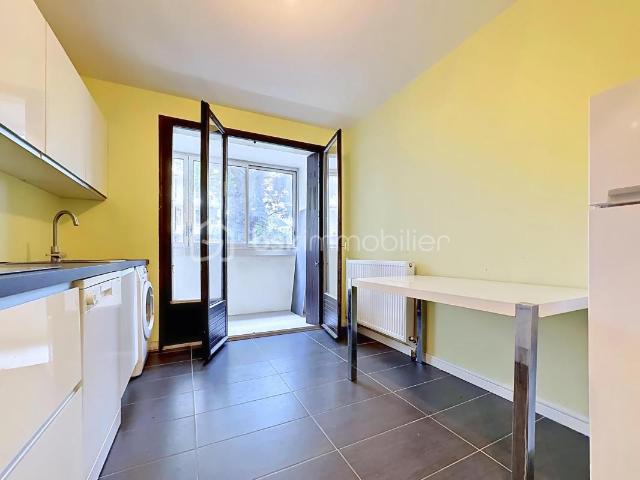 Appartement 4 pièces de 81 m² avec balcon, parking privé fermé et bonne rentabilité locative Grenoble – 60 Rue Anatole France