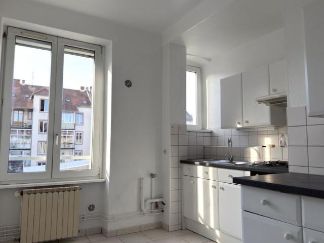 Appartement 4 pièces de 94 m2 situé Place de Bordeaux