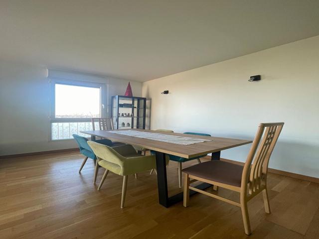 APPARTEMENT 4 PIECES MEUBLE + PARKING EN SOUS SOL VUE DEGAGEE