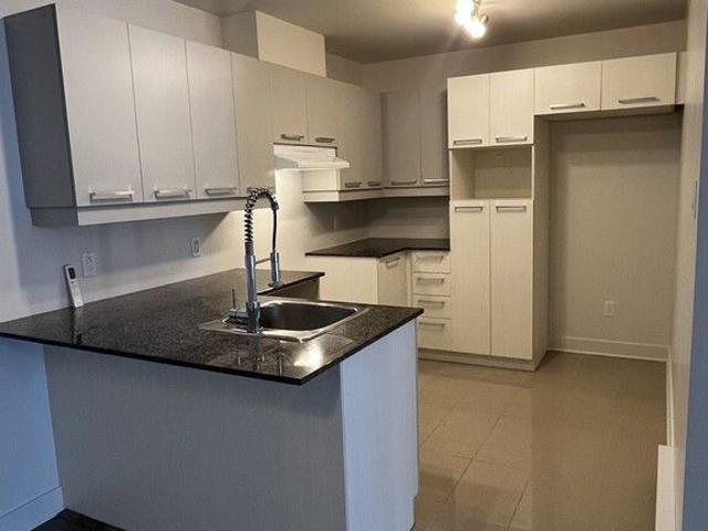 APPARTEMENT 4 1 2 + GRAND BALCON À LOUER