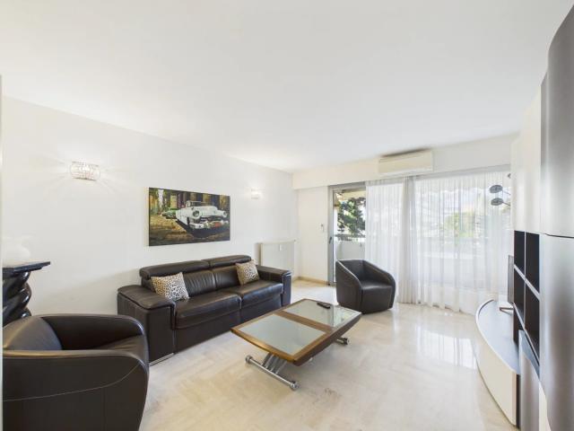 Appartement 52 M² Traversant Avec Balcon Et Loggia – Proche. 52m² Juan les Pins