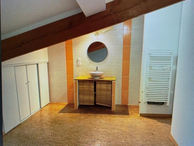 appartement T2 de 58 m2, situé au 1er étage d'un immeuble