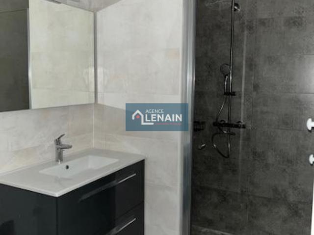 appartement 58 m² comprenant salon et coin cuisine.