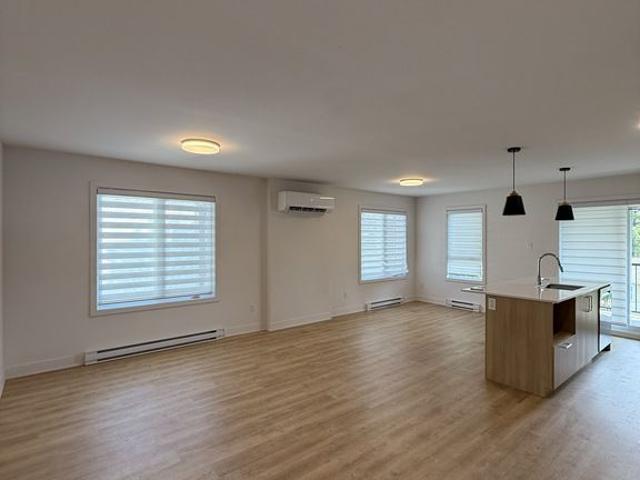 Appartement 5 ½ De 1300 Pi² à Louer