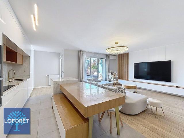 APPARTEMENT 5 PIECES 4 CHAMBRES 2 PARKINGS CAVE