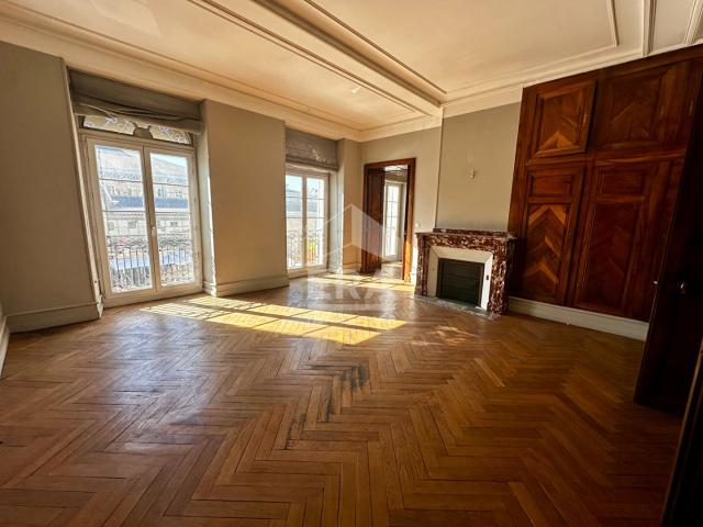 Appartement 5 pièces 319 m²