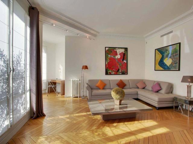 APPARTEMENT 5 PIÈCES 3 CHAMBRES 2 SALLES DE BAIN PASSY