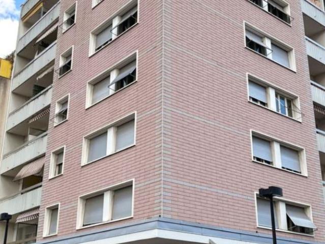Appartement 5 pièces avec balcon, situé au 1er étage