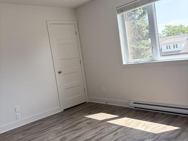 APPARTEMENT 5 1 2+BALCON+PARKING+CABANON