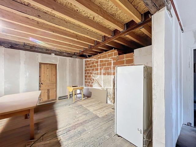 Appartement 6 pièces à rénover entièrement sur la commune d