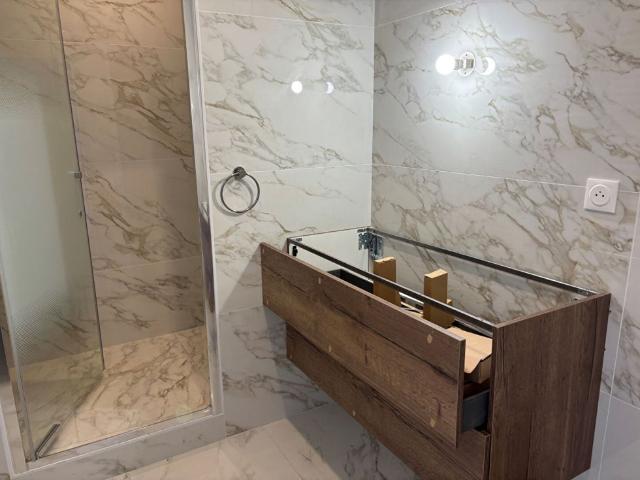 Appartement 6 pièces rénové 132 m2 avec cave et chambre de service