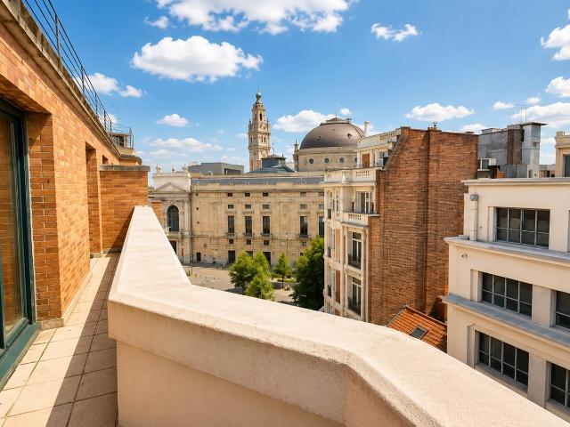 Appartement 76.24m2 LILLE CENTRE double balcon + cave + grenier
