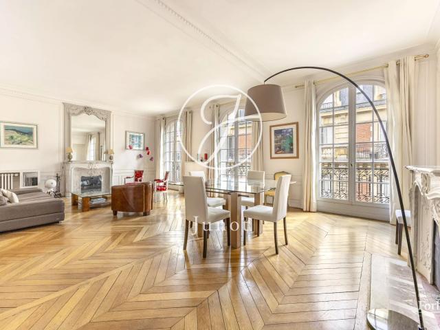 Appartement 7 pièces 217 m²