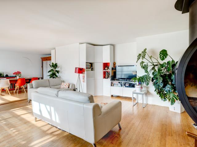 Appartement 7 pièces lumineux au dernier étage avec balcon