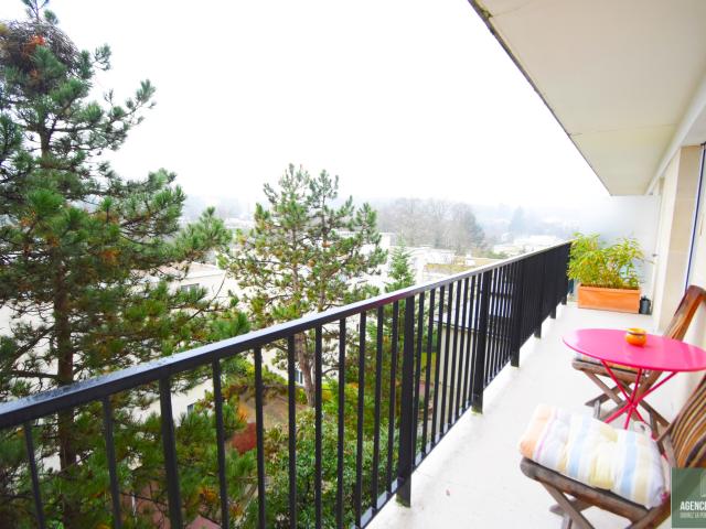 Appartement 95 m2, 3 chambres, balcon, exposition sud, vue. Proche centre ville