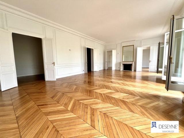 Appartement 9 pièces refait à neuf + 2 caves