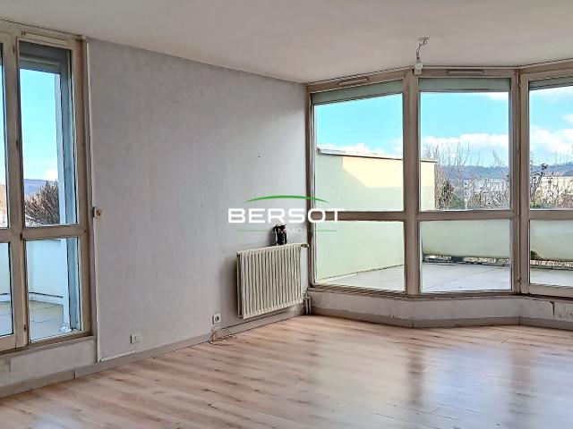 Appartement 101m2 à rénover, ascenseur, 2 terrasses, 3 chambres et double stationnement