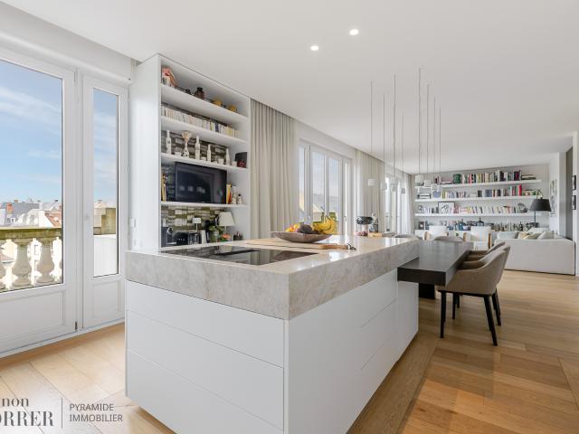 À VENDRE ! Appartement contemporain de 115m2 entièrement rénové avec balcon à proximité de la place de la Répu