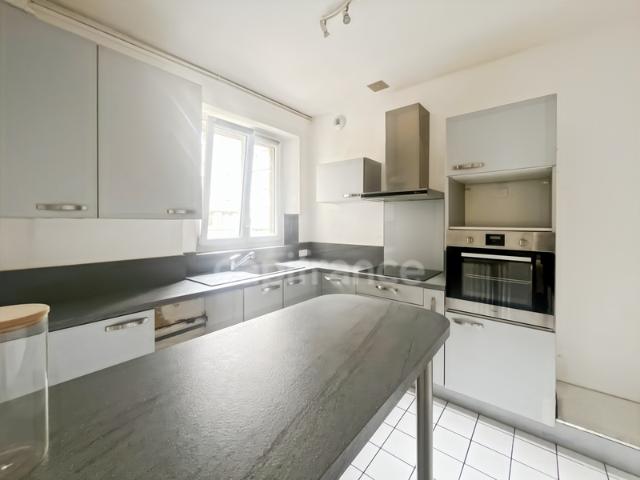 Appartement 118 m²: vaste séjour de 32 m², 3 chambres, cave, grenier et garage en plein centre de VIRE 14