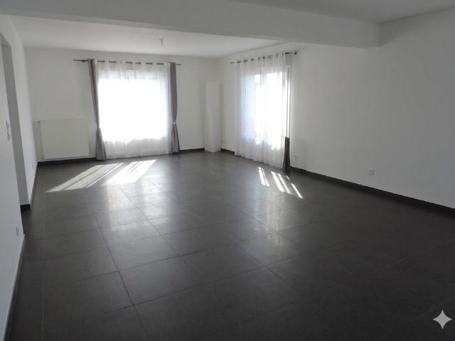 Appartement 138m2, grande pièce à vivre, 3 chambres, 1 bureau,1 place voiture à l'extérieur, 1 garage fermé