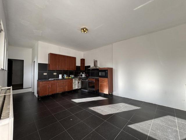 APPARTEMENT 1 CH SANS EXTERIEUR ENTREE PAR PASSAGE LATERAL