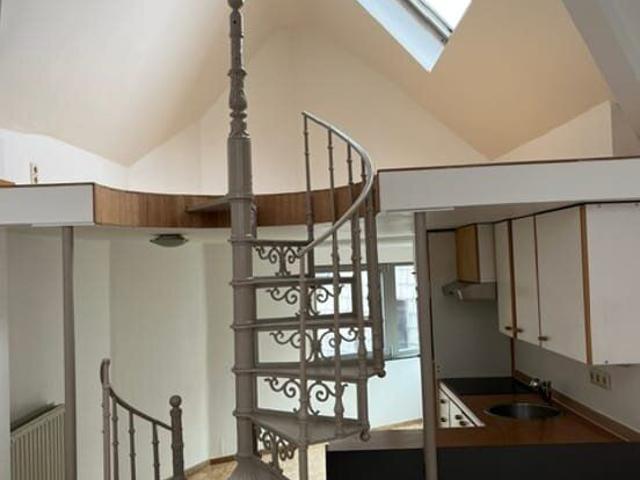 Appartement 1 chambre avec escalier design à Mons