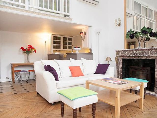 Appartement 1 chambre meublé avec ascenseur et cheminée Saint Lazare Paris 8°