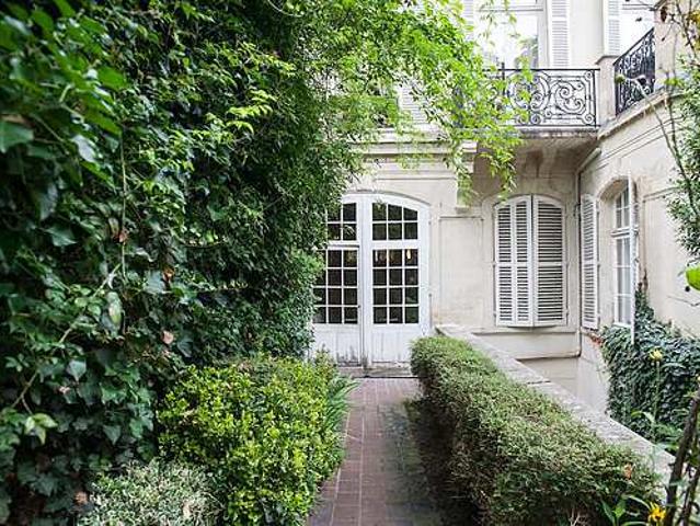 Appartement 1 chambre meublé avec ascenseur et cheminée Saint Lazare Paris 8°