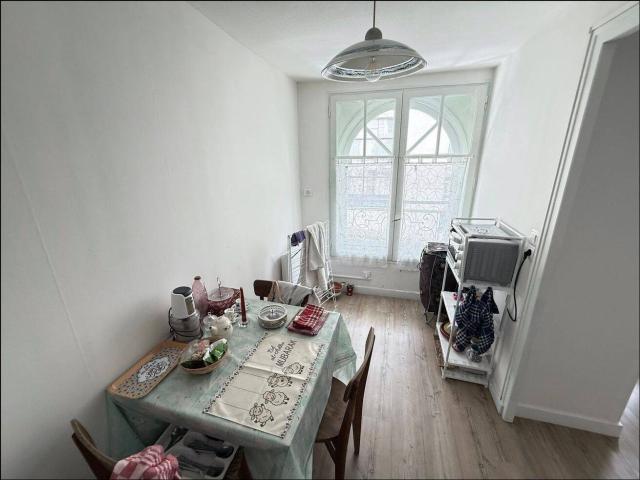 Appartement 1 pièce + cuisine séparée + salle d'eau