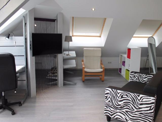 À LOUER – AMNÉVILLE – Grand Studio Meublé 62 m² au sol avec Cuisine ouverte et Cave privative