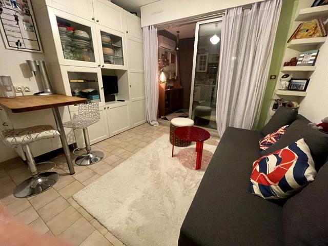 A louer Appartement meublé de 20m2, veranda climatisé, jardinet, 2 places de stationnement, en rez de chaussée
