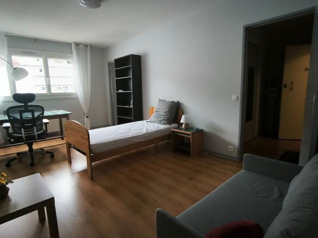 STUDIO MEUBLÉ – 31,27 m² – DERNIER ÉTAGE AVEC ASCENSEUR – 450 € CC