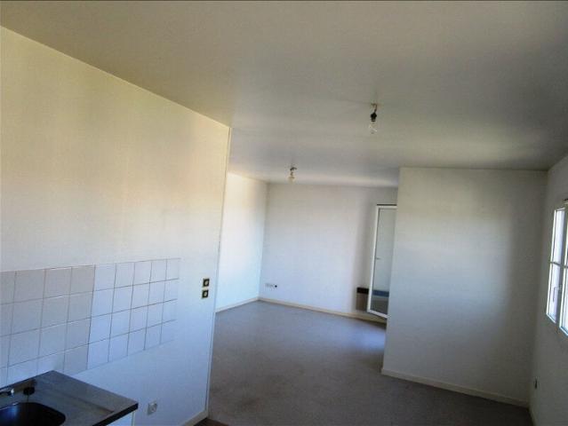 ST GENIS LAVAL GRAND STUDIO AVEC BALCON ET PARKING