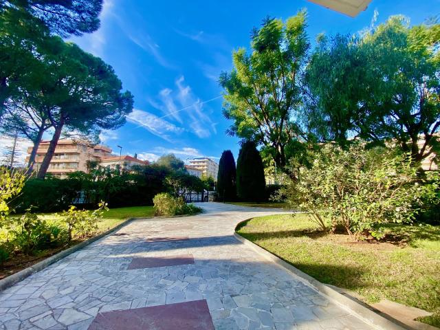 Appartement 1 pièce, 32 m² à louer à Nice 06200
