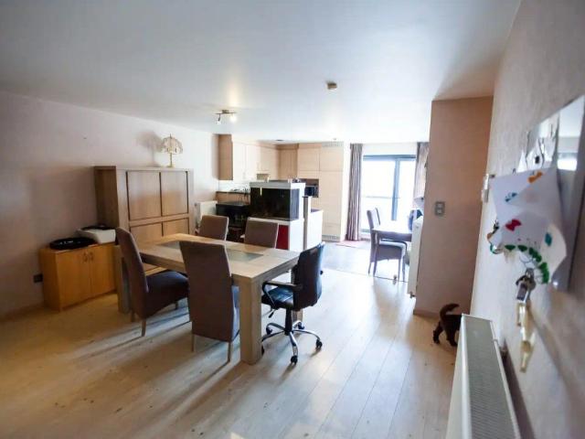 Appartement 1ste verdieping met ruim terras