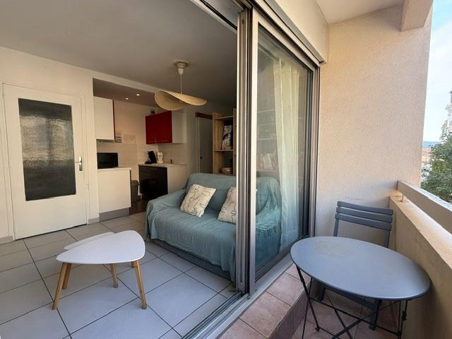 Appartement 28.41 m² 1 pièce Hyères 546 € HAI* HYERES CENTRE VILLE / STUDIO MEUBLÉ de 28.41 m² + BALCON de 3 m²