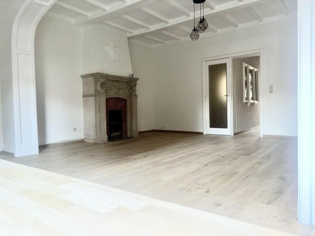 Appartement 2 ch. à Jette avec cheminée et vitrail