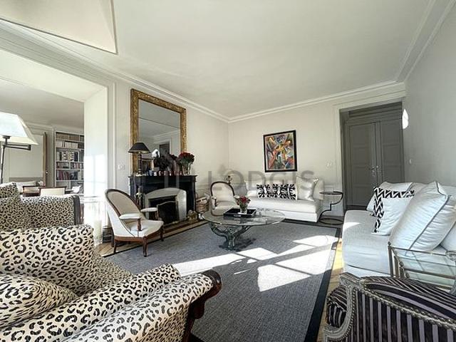 Appartement 2 chambres meublé avec ascenseur et cheminée Rue du Bac Paris 7°