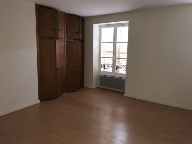 Appartement 2 chambres au 2ème étage avec emplacement de parking