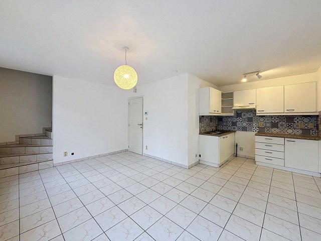 Appartement 2 chambres avec garage et cour
