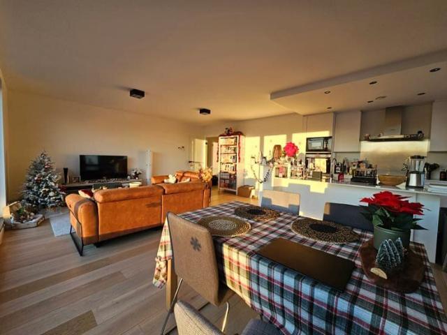 Appartement 2 chambres avec terrasse, parking et cave – PEB