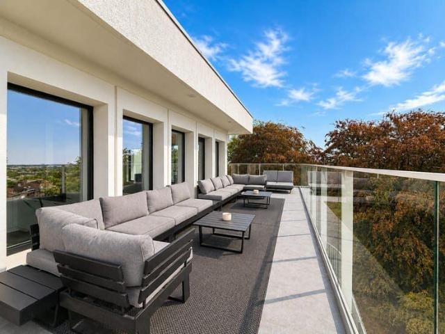 Appartement 2 chambres avec terrasse, parking intérieur et c